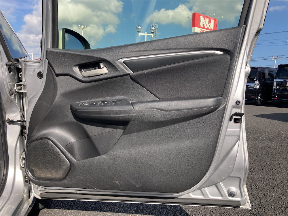 ホンダ　フィット　1.3G Fパッケージ13枚目