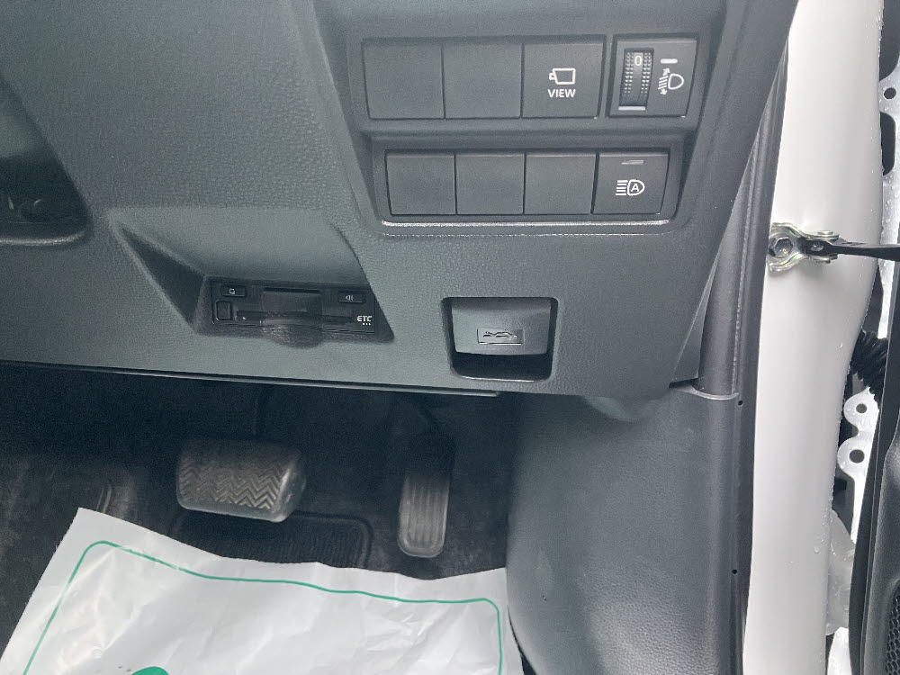 トヨタ　ヤリス　1.0G11枚目