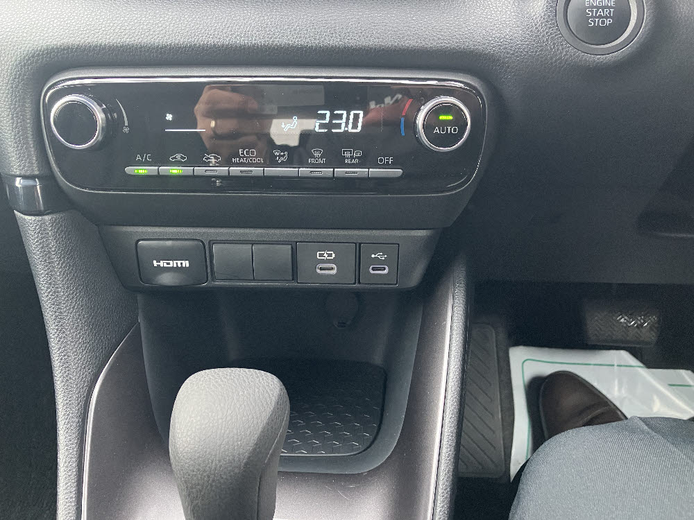 トヨタ　ヤリス　1.0G13枚目