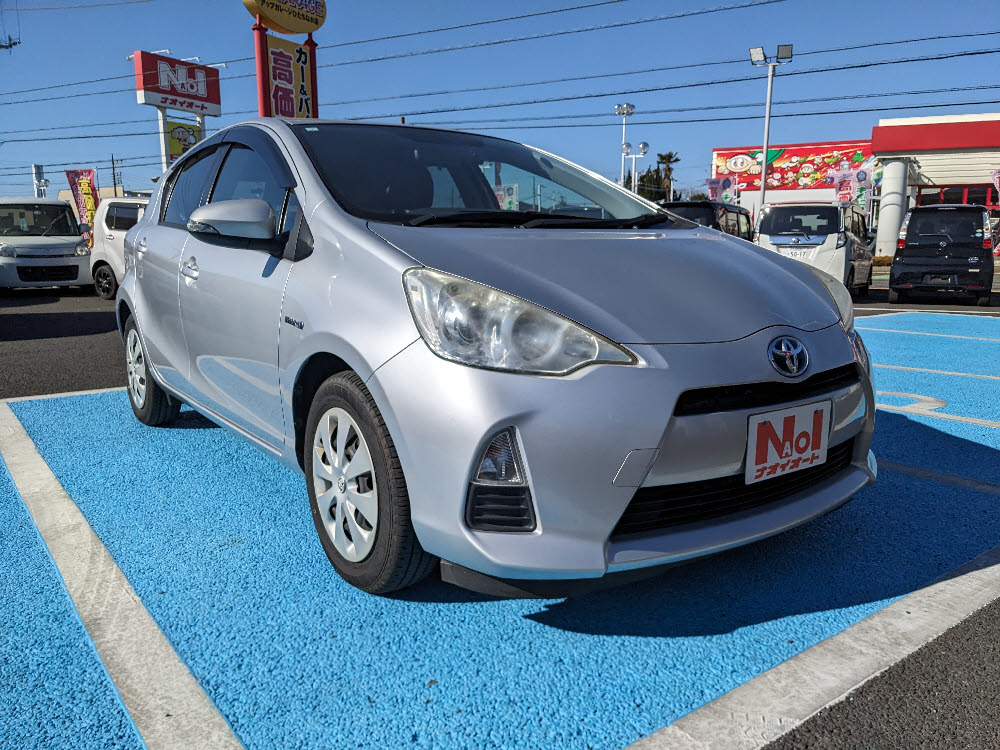 トヨタ　アクア　S2枚目
