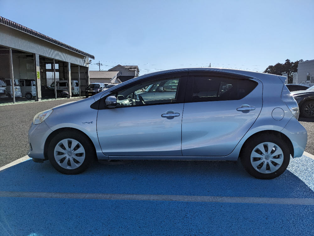 トヨタ　アクア　S4枚目