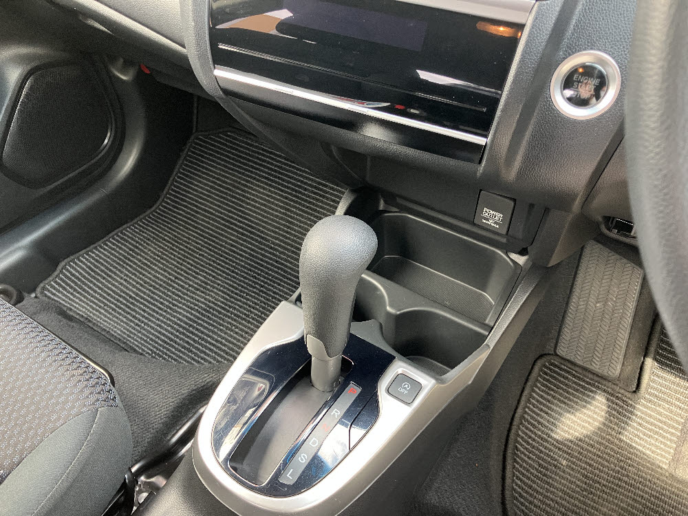 ホンダ　フィット　1.3G-F　レンタアップ19枚目