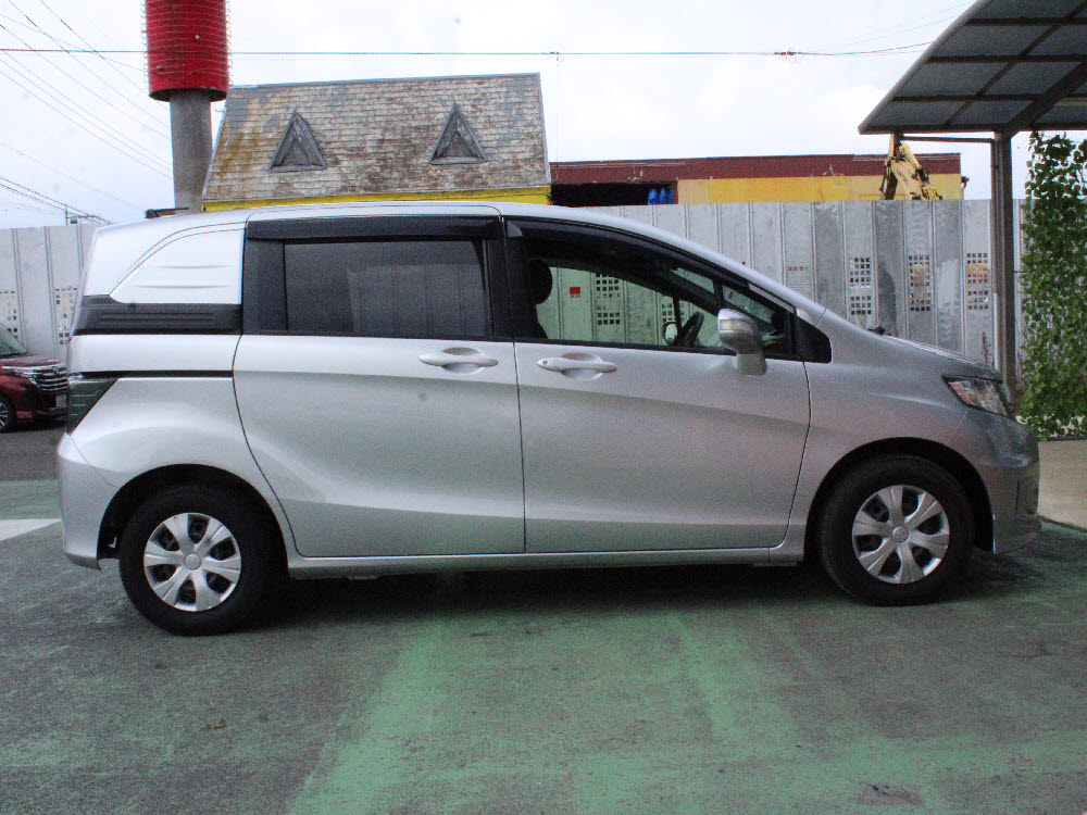 ホンダ　フリードスパイク　G　プレミアムエディション3枚目