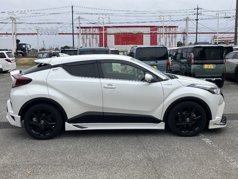 トヨタ C-HR Gハイブリッドモードネロ3枚目
