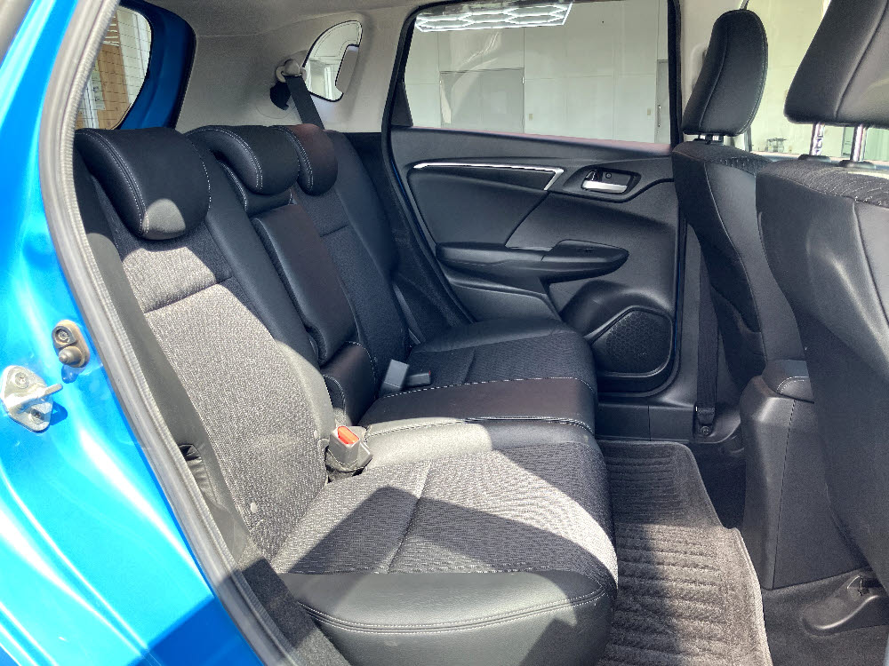 ホンダ　フィットハイブリッド　Lパッケージ10枚目