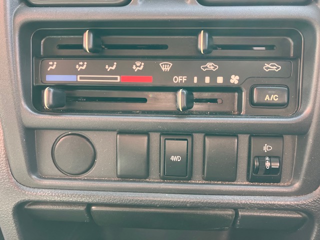 ニッサン　ＮＴ１００クリッパー　DX 4WD MT17枚目