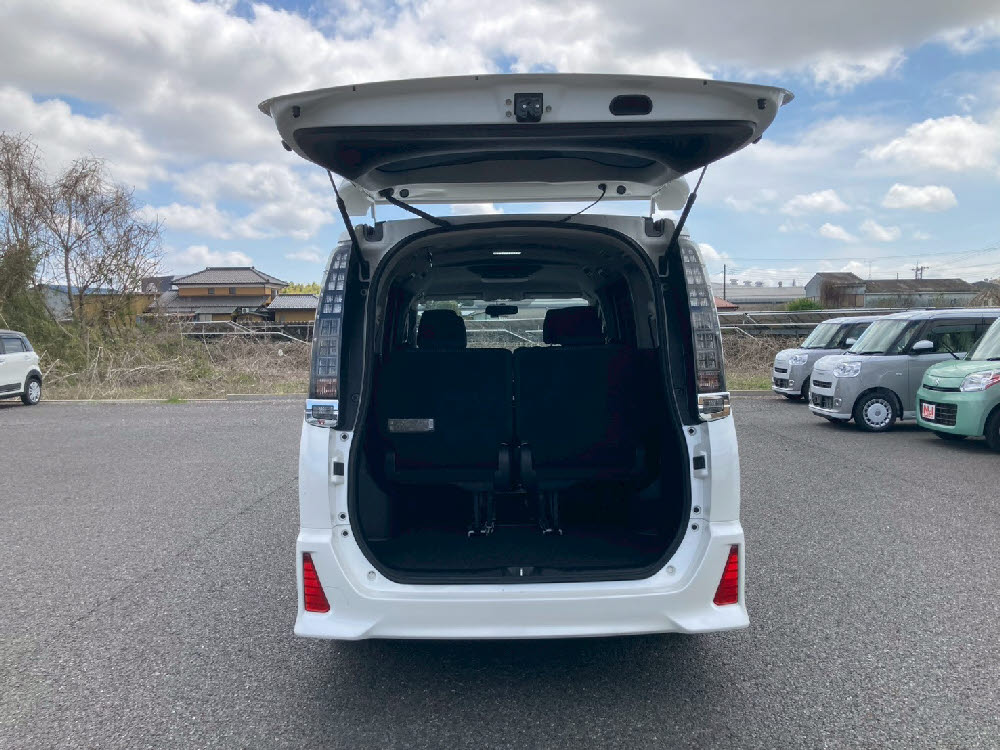 トヨタ　ヴォクシー　ZS9枚目