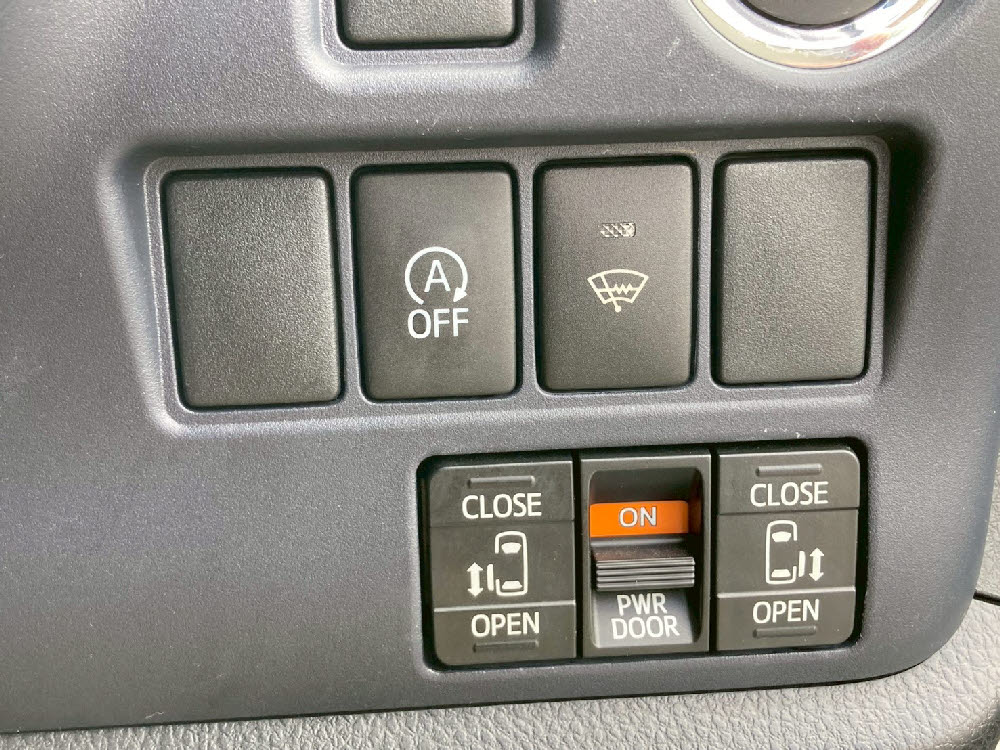 トヨタ　ヴォクシー　ZS18枚目