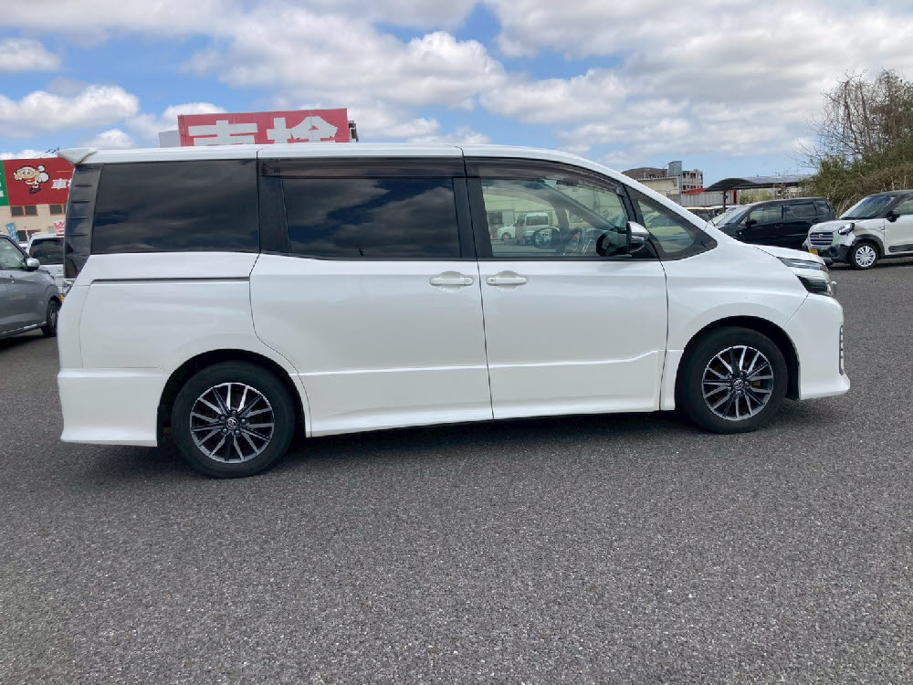 トヨタ　ヴォクシー　ZS3枚目