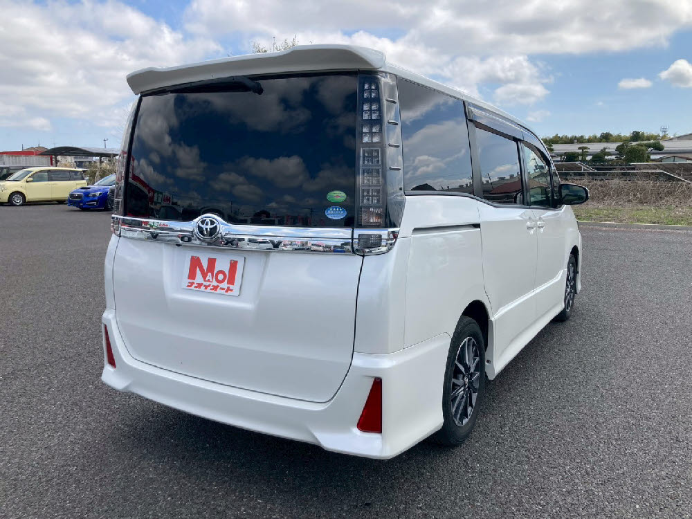トヨタ　ヴォクシー　ZS4枚目