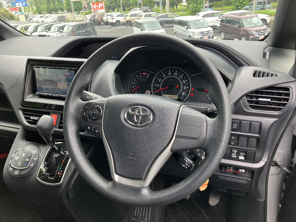 トヨタ　ヴォクシー　X7枚目