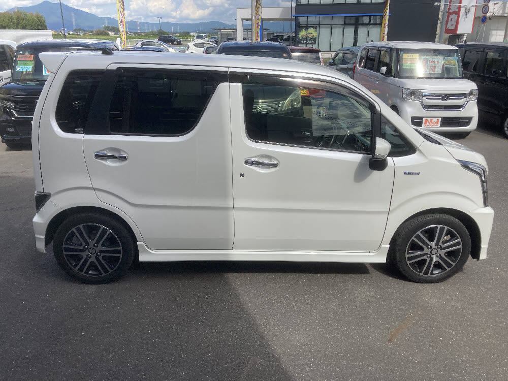 スズキ ワゴンRスティングレー HYBRID T3枚目
