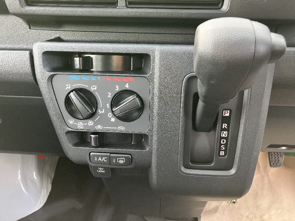 ダイハツ　ハイゼットカーゴ デラックス(ラジオ付）13枚目