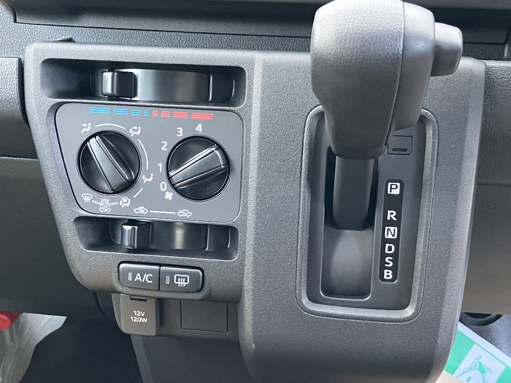 ダイハツ　ハイゼットカーゴ デラックスCVT（ラジオ付）11枚目