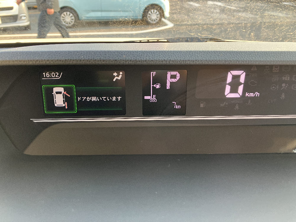 ダイハツ　タントファンクロス　9インチDO付13枚目