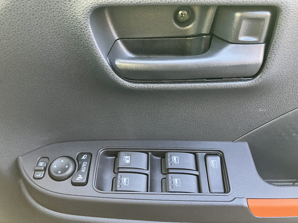 ダイハツ　タントファンクロス　9インチDO付19枚目