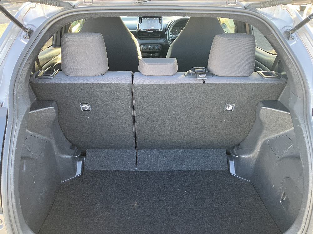 トヨタ　ヤリス　X9枚目