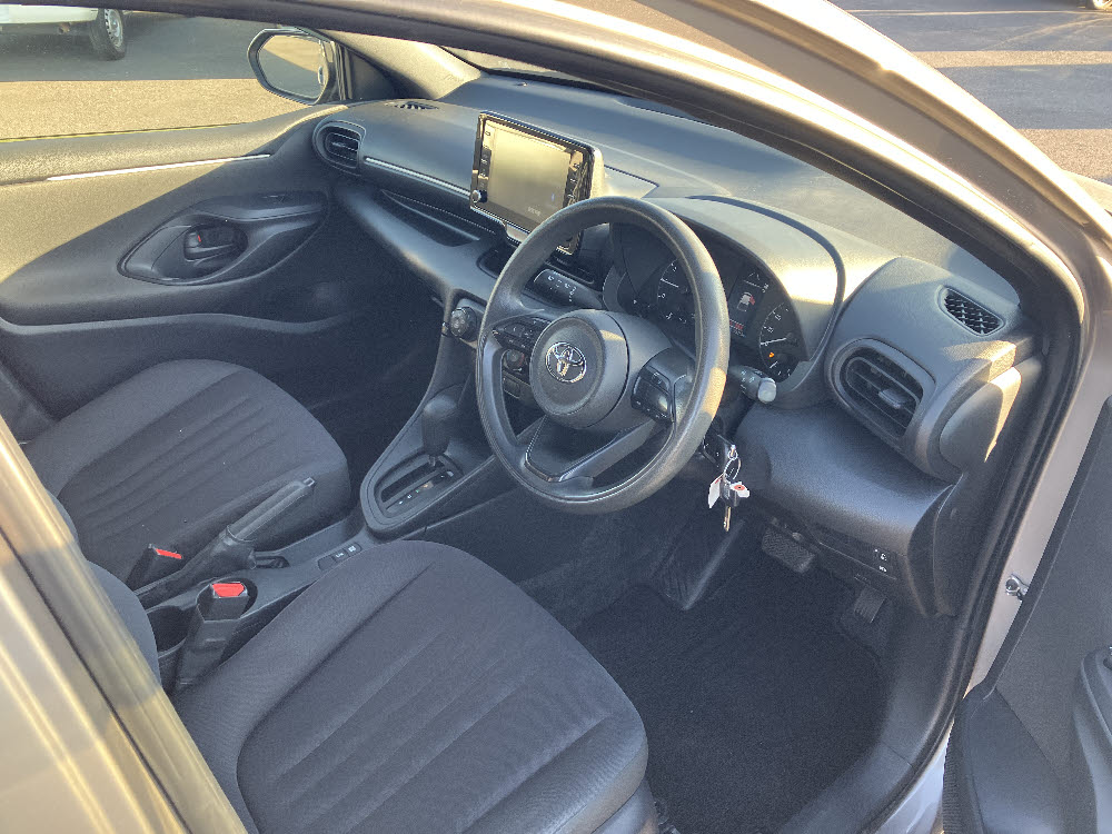 トヨタ　ヤリス　X18枚目