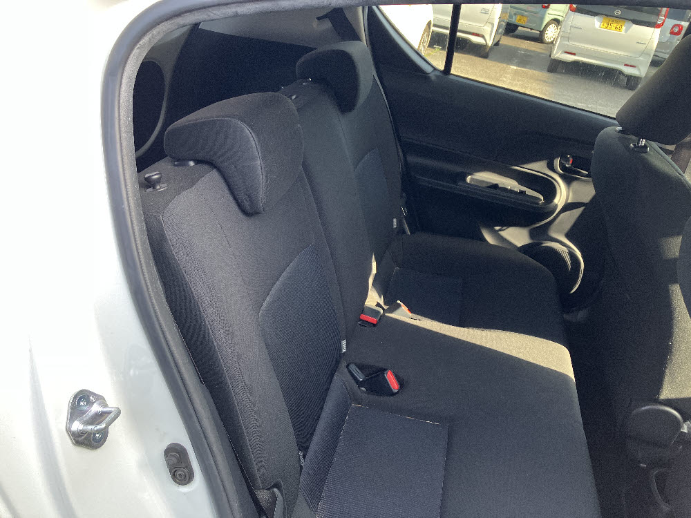 トヨタ　アクア　S 純正7インチナビ10枚目