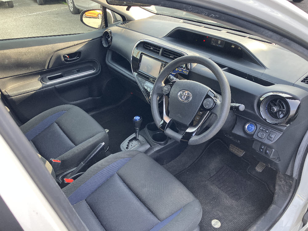 トヨタ　アクア　S 純正7インチナビ12枚目