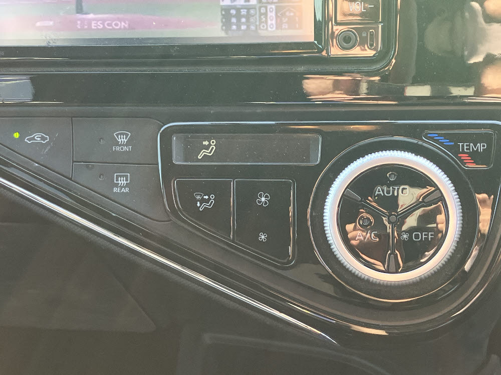 トヨタ　アクア　S 純正7インチナビ19枚目