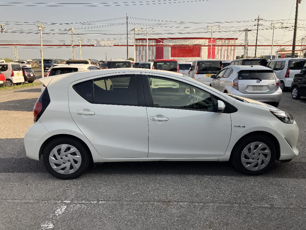 トヨタ　アクア　S 純正7インチナビ3枚目