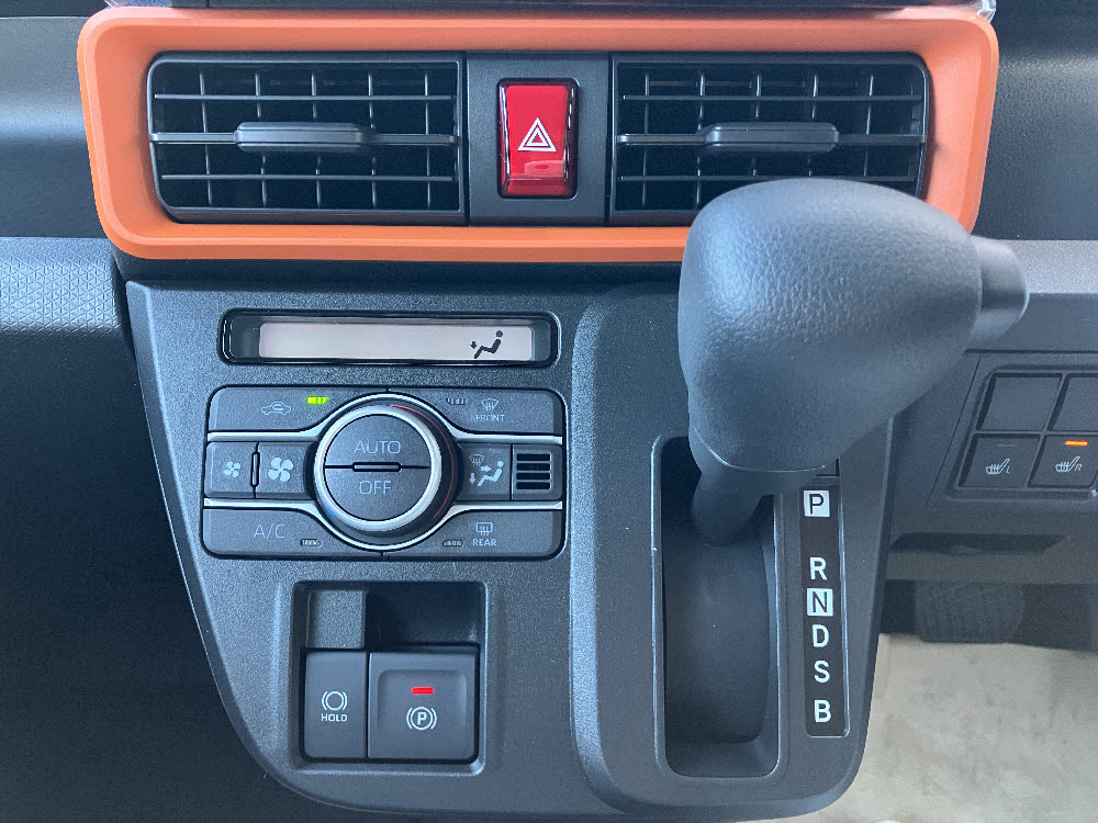 ダイハツ　タントファンクロス　9インチDO付18枚目