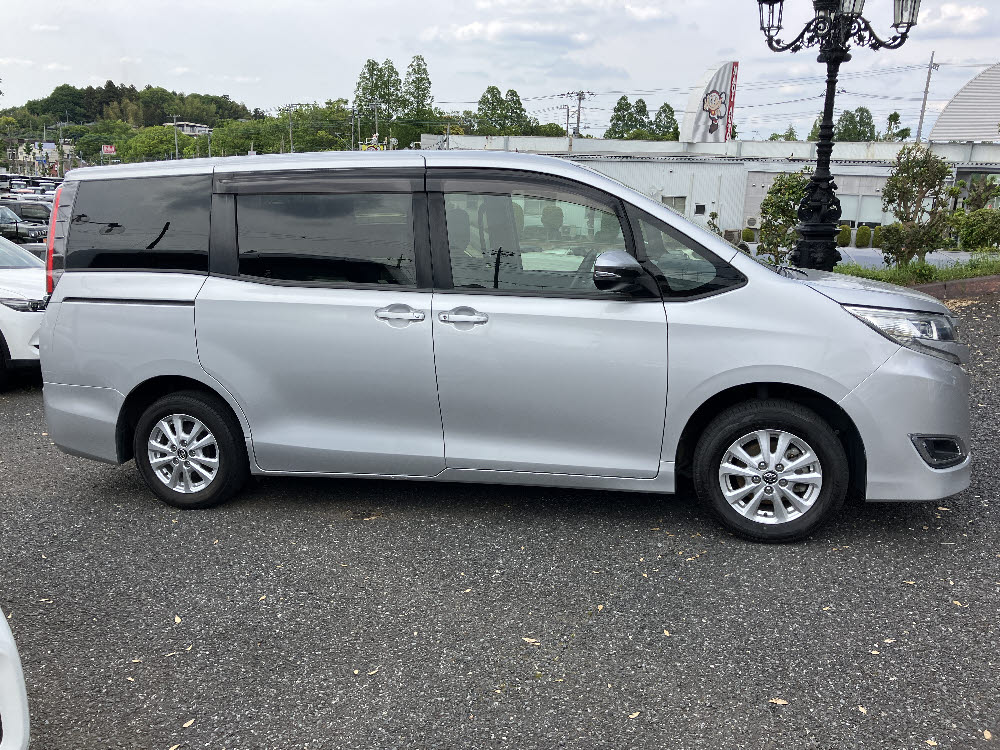 トヨタ　ノア　G3枚目