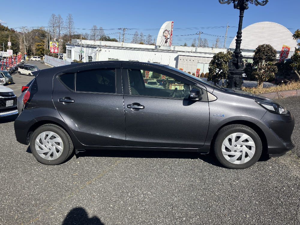 トヨタ　アクア　S　LEDヘッドランプPKG3枚目