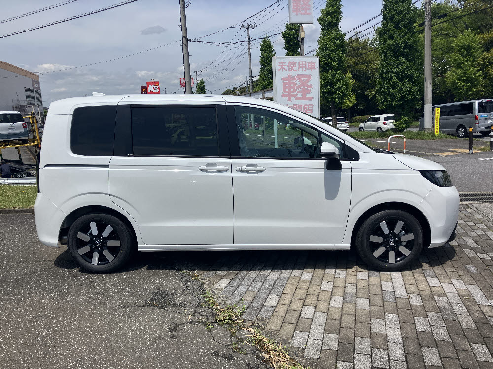 ホンダ　フリード　e:HEV AIR EX　8インチナビ3枚目
