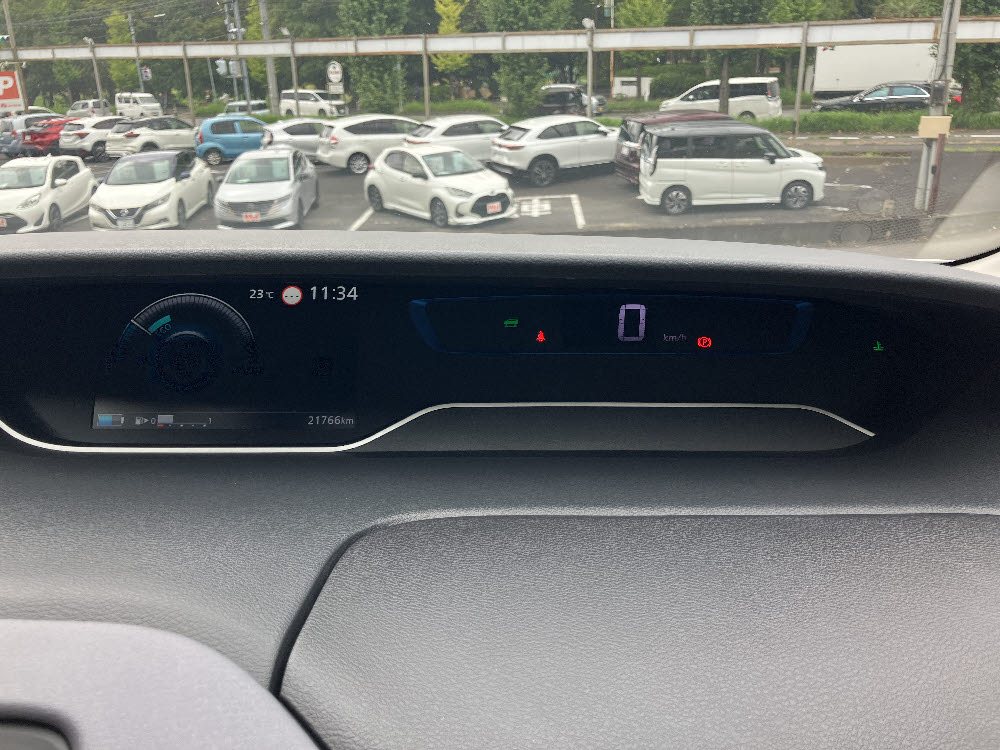ニッサン セレナ e-POWER ハイウェイスターV13枚目