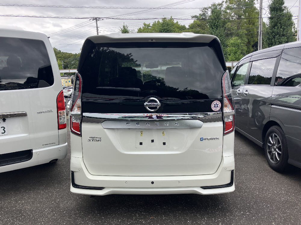 ニッサン セレナ e-POWER ハイウェイスターV3枚目