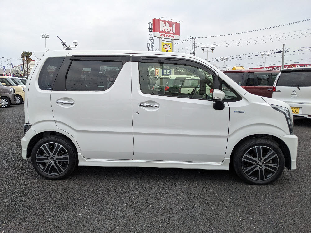 スズキ　ワゴンＲスティングレー　HYBRID　T3枚目