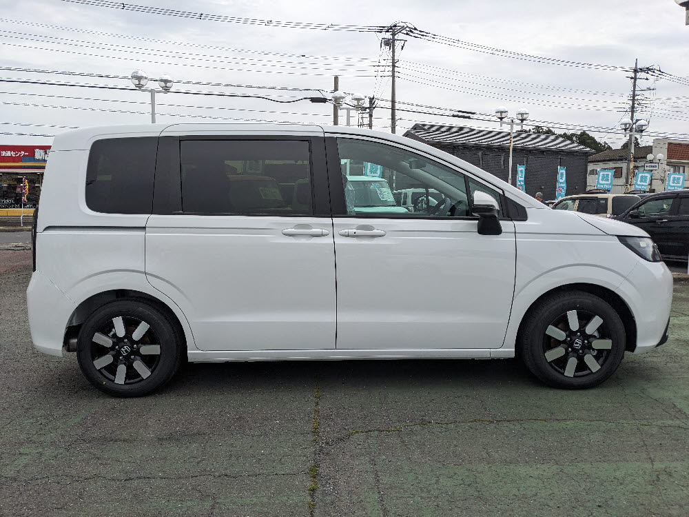 ホンダ　フリード　e:HEV AIR EX 8インチナビ3枚目