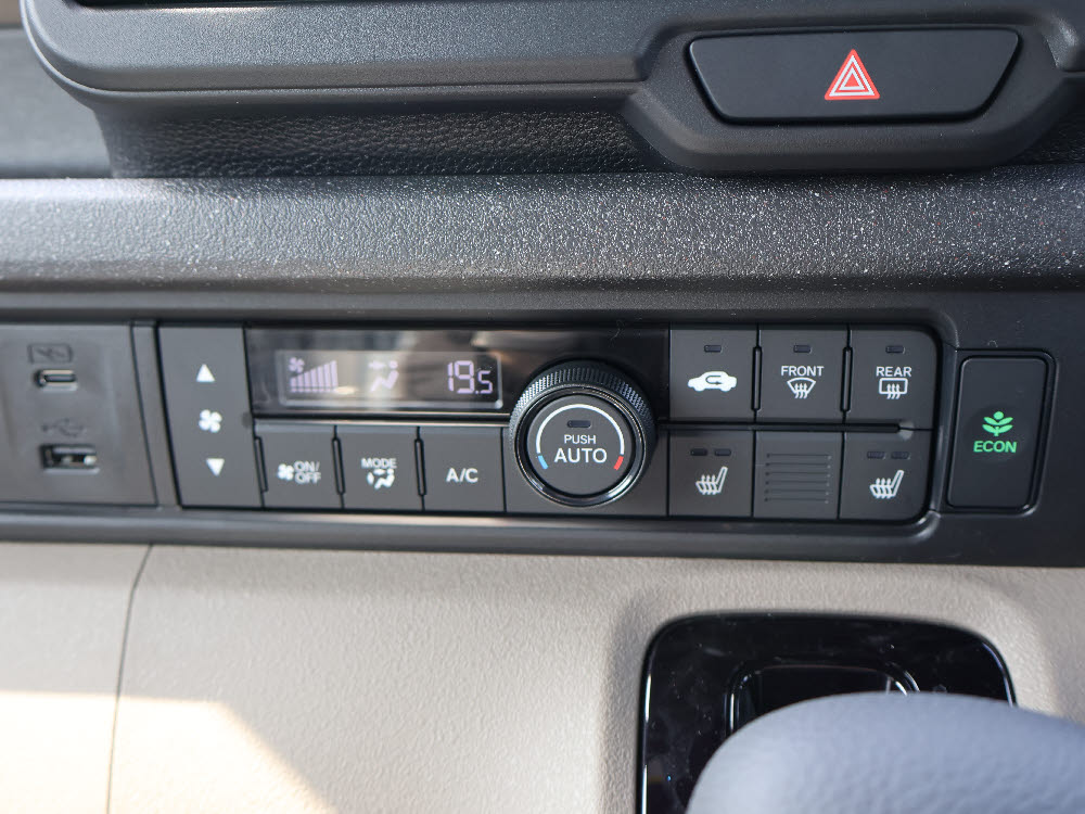 ホンダ　N BOX JOY 8インチディスプレイオーディオ　12枚目