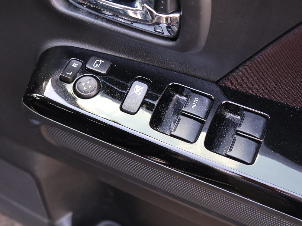 スズキ　ワゴンＲスティングレー　HYBRID　X14枚目