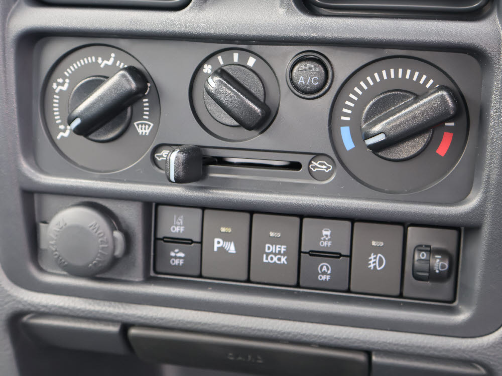 ニッサン　ＮＴ１００クリッパー　GX 4WD 5MT4枚目