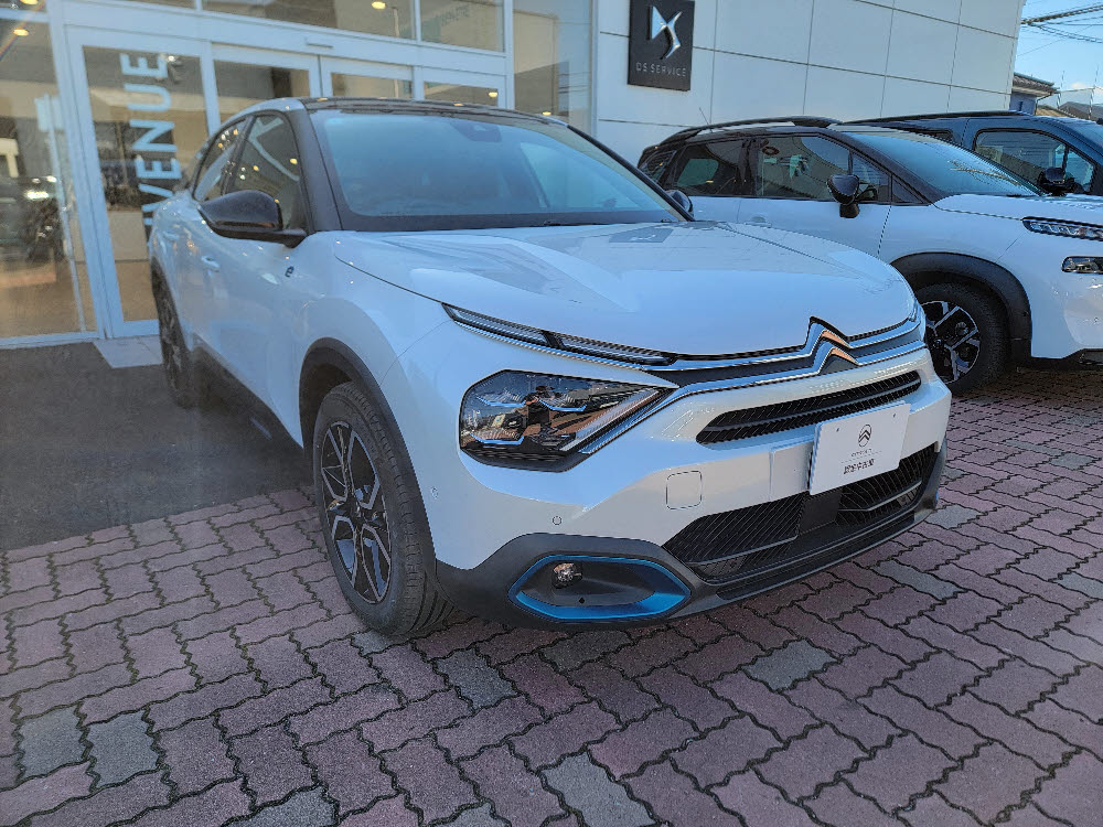 EC4 SHINE EV パールホワイト<試乗車2枚目