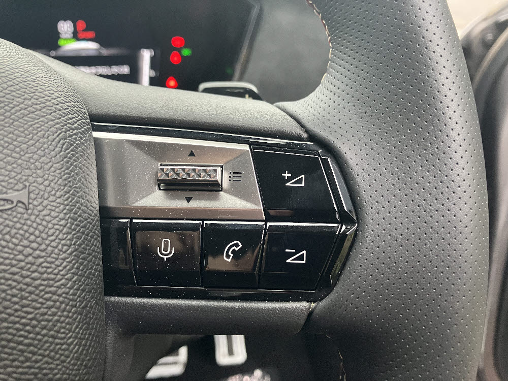 DS4 PERFORMANCE LINE限定車 PHV ガンメタ 18枚目