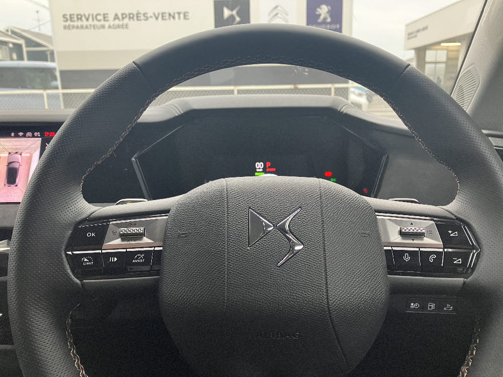 DS4 PERFORMANCE LINE限定車 PHV ガンメタ 19枚目