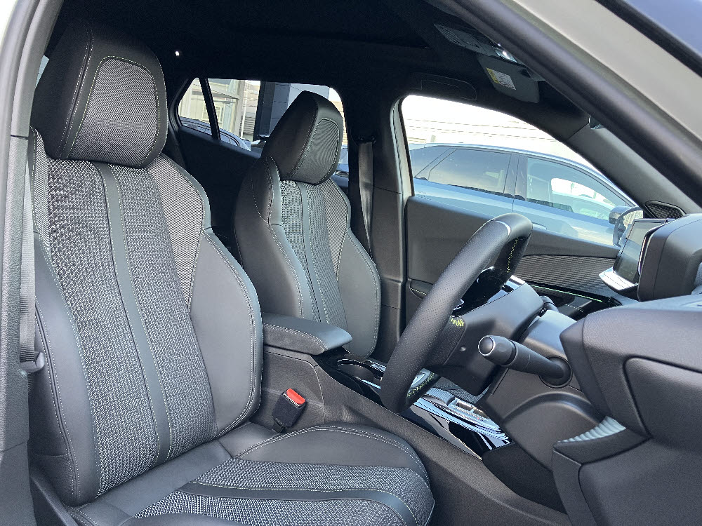 e2008 GT EV パールホワイト <試乗車>11枚目