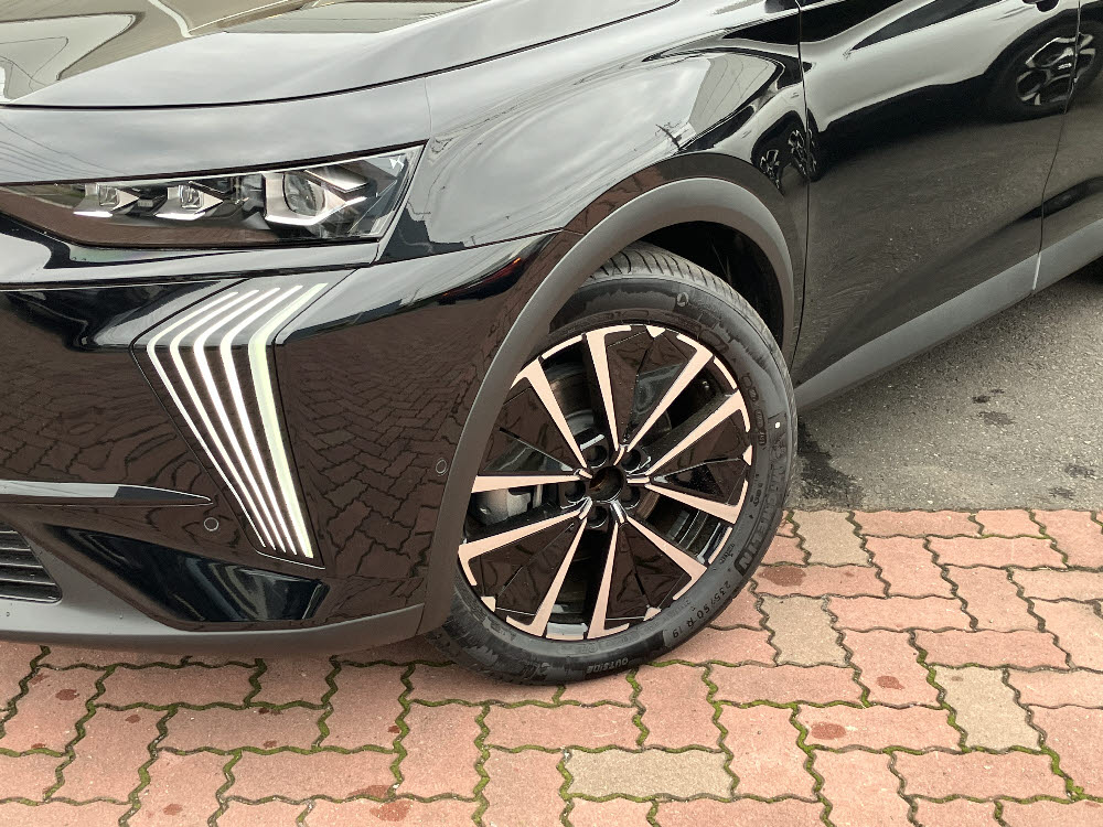 　DS7 PALLAS E-TENSE PHV　ブラック1枚目