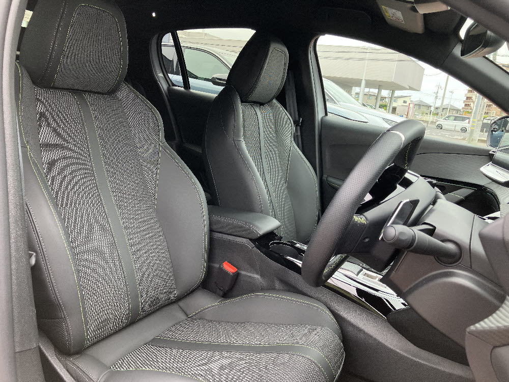 208 GT MHEV ホワイトMe <試乗車>11枚目