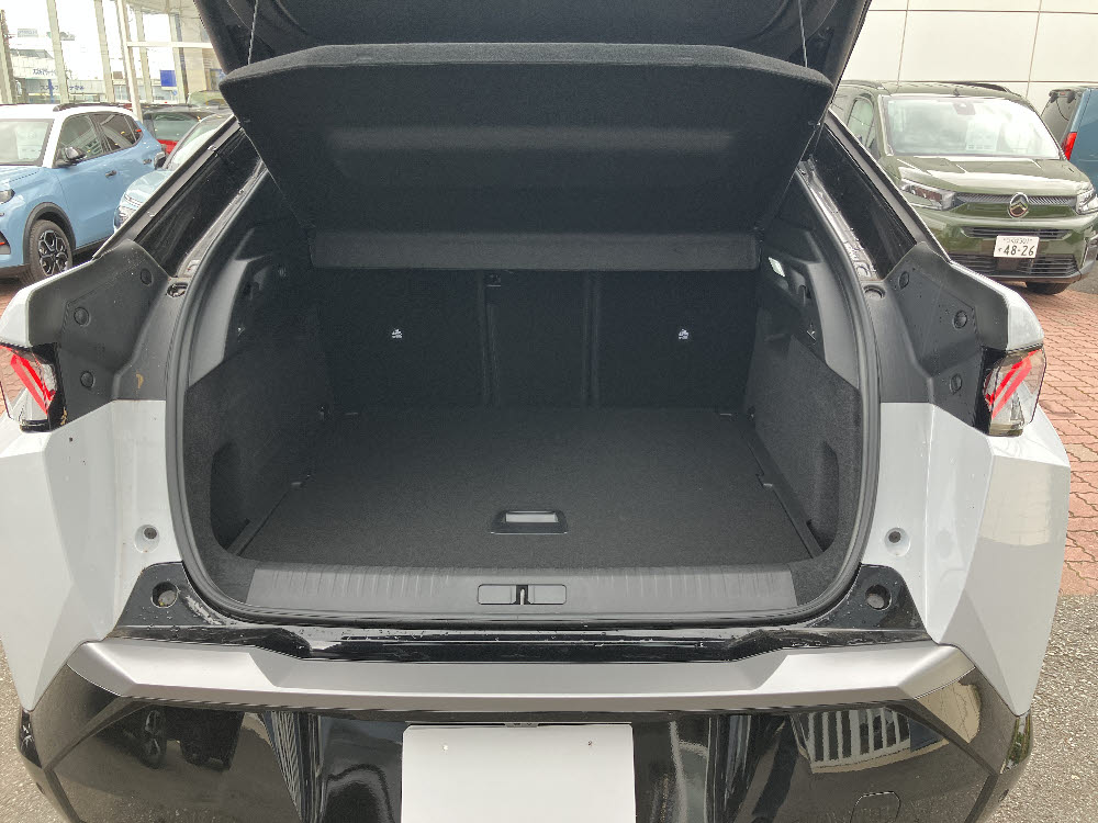 e3008 GT EV オケナイトホワイト <試乗車> 9枚目