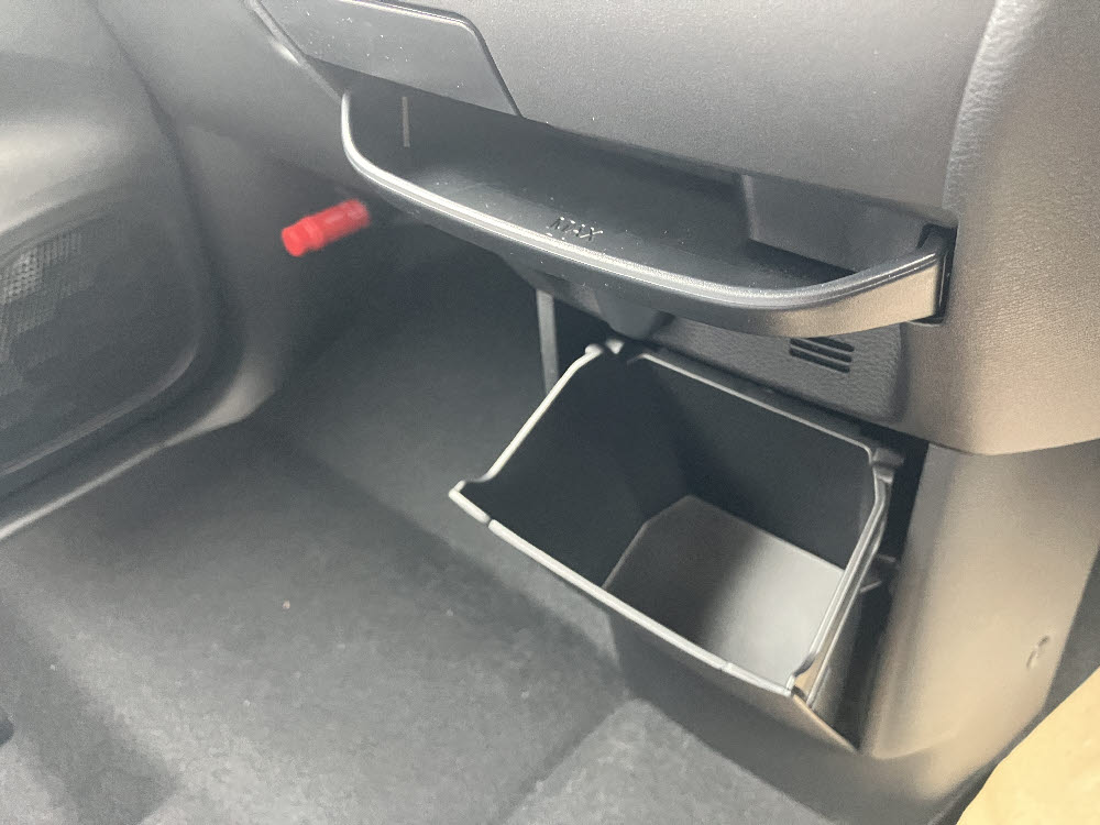 ミツビシ　デリカミニ G Premium13枚目