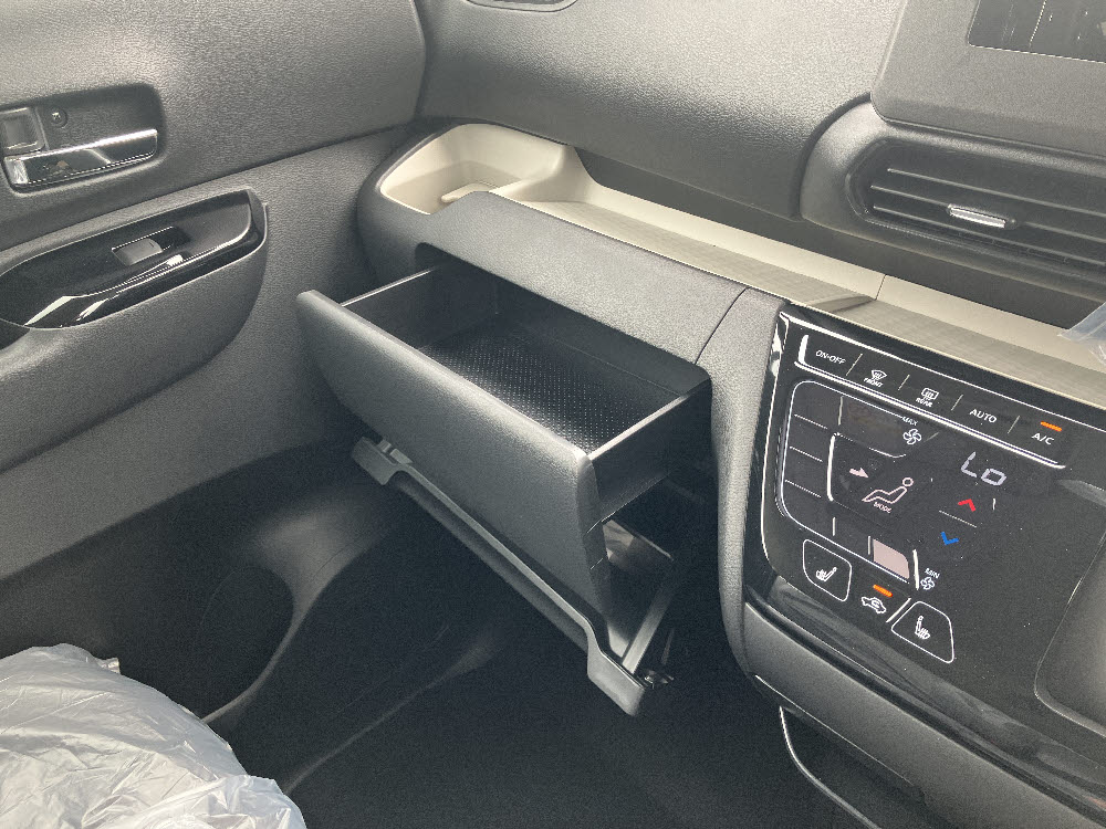 ミツビシ　デリカミニ G Premium14枚目