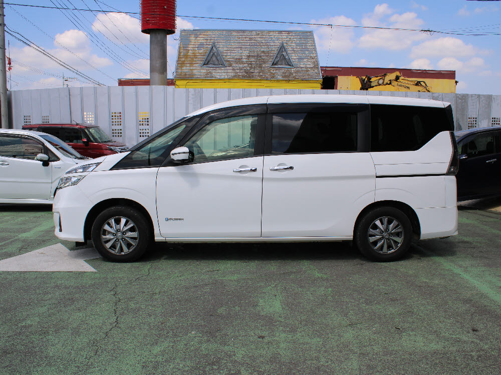 ニッサン　セレナ　e-POWER　XV7枚目