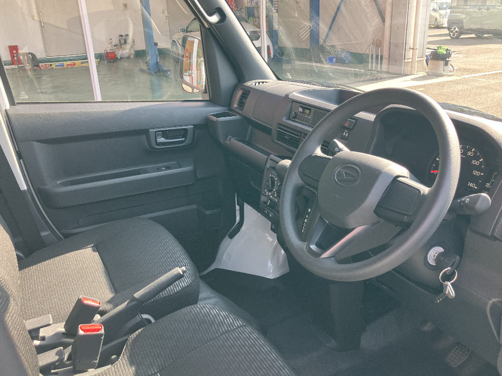 ダイハツ　ハイゼットカーゴ　デラックス　CVT13枚目