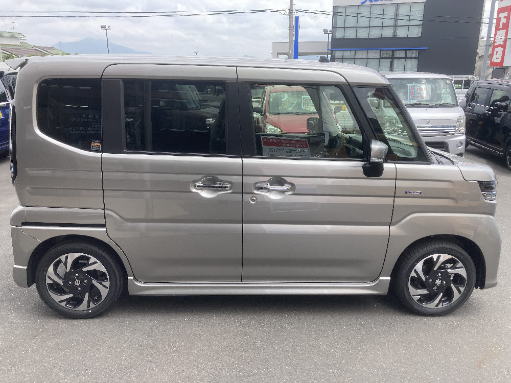 スズキ　スペーシアカスタム　HYBRID XS3枚目