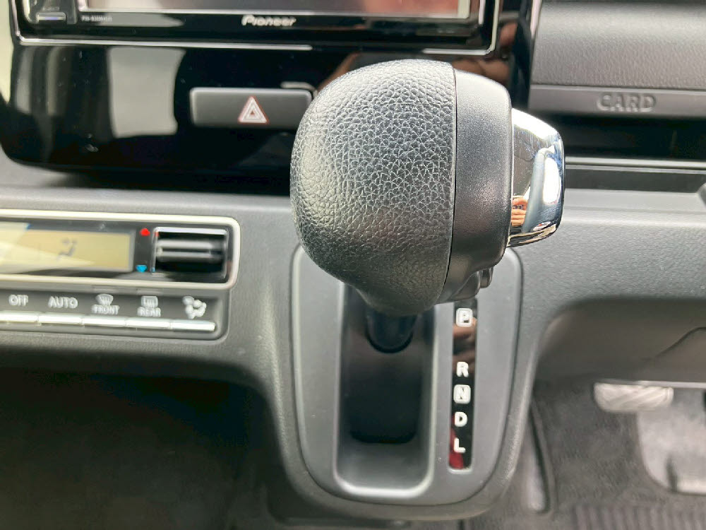 スズキ　ワゴンＲスティングレー HYBRID X16枚目